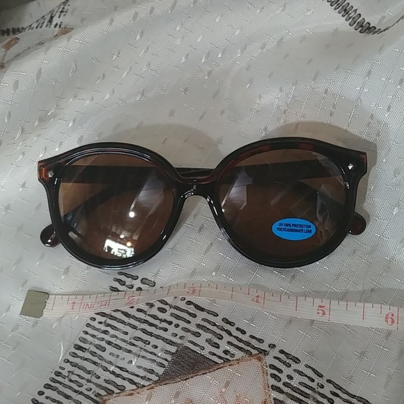 $12 or 2/$20 Retro sunglasses -designed in italy- 1 pair - Picture 3 of 3
